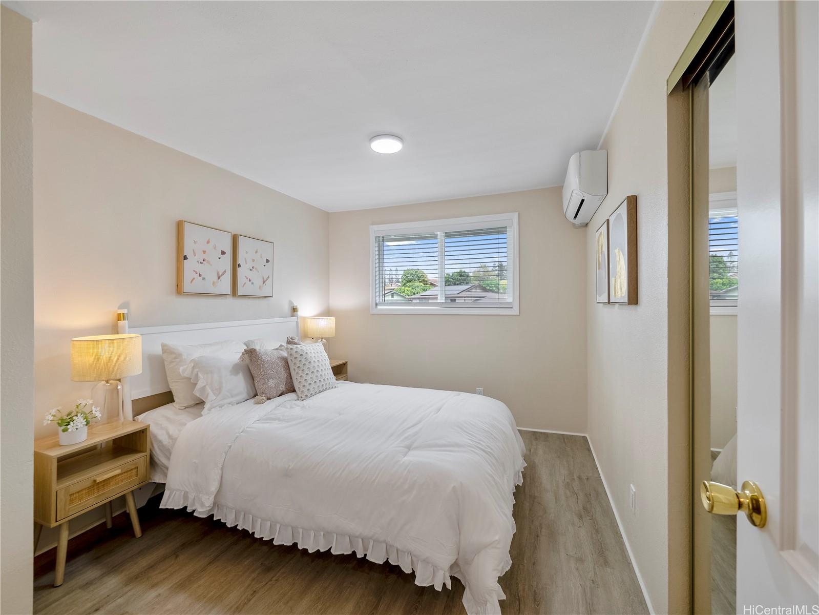 Second guest bedroom with mirrored closet