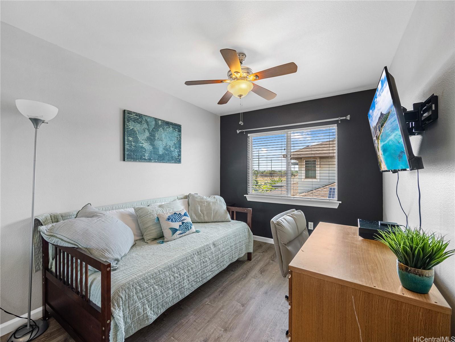 Flex bedroom / office with accent wall